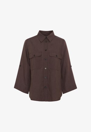 Hnědá lněná košile s knoflíkovým zapínáním, špičatým límcem a dvěma náprsními kapsami. Má ¾ rukávy s knoflíkovými manžetami.
