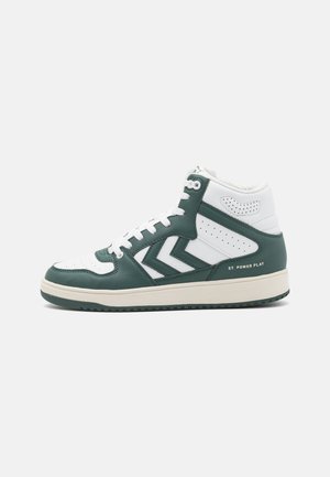 Baskets montantes présentant une palette de couleurs vert et blanc, en cuir, avec des accents perforés et une semelle en caoutchouc portant le texte "ST. POWER PLAY".