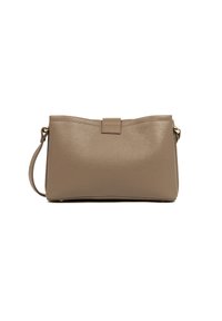 Borsa a mano clutch in pelle testurizzata taupe con una piccola chiusura a patta e dettagli in metallo color oro.