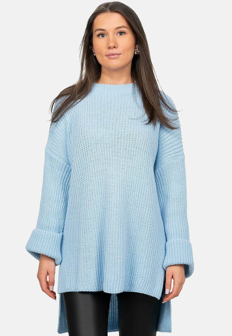 Maglione oversized di colore azzurro chiaro, realizzato in maglia con una texture a coste, maniche ampie e scollatura rotonda; presenta un orlo posteriore più lungo e polsini arrotolati.