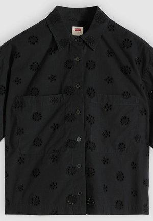 Schwarzes kurzärmeliges Hemd mit Blumen-Ausschnittstickerei, vorn mit Knopfleiste, zwei Brusttaschen und spitzem Kragen.