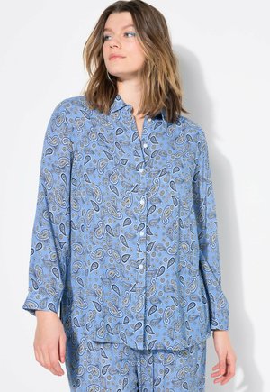 Lichtblauwe overhemd met knopen, versierd met een paisleypatroon in blauw en wit. Lange mouwen met een relaxte pasvorm en een zachte textuur.