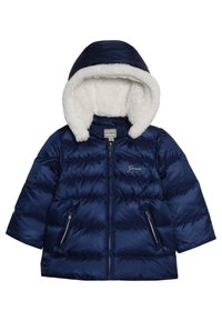 Granatowa pikowana kurtka puchowa z białym kapturem wykończonym sztucznym futerkiem, zamek błyskawiczny z przodu, kieszenie na zamek oraz haftowany logo "Guess" na piersi.