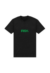 Sorte T-shirt med rund hals og korte ærmer, med "IRISH." trykt i fede grønne bogstaver centreret på fronten.