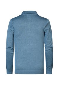 Blauwe gebreide trui met lange mouwen, een polokraag en een gestructureerde afwerking. De zoom en manchetten zijn geribbeld voor een aangesloten look.