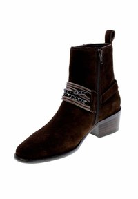 Stivaletto in suede marrone con punta appuntita, zip laterale e cinturino decorativo con accento a catena. Tacco a blocco basso.
