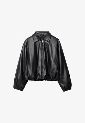 Przycięta czarna skórzana kurtka z kołnierzem, zamkiem z przodu i elastycznym dołem; ma luźne, wyściełane rękawy dla swobodnego dopasowania.