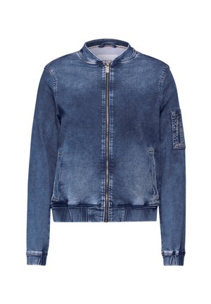 Veste bomber en denim bleu avec fermeture éclair à l'avant, col, poignets et ceinture côtelés, deux poches latérales et une poche zippée sur la manche gauche.