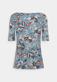 Top a maniche corte floreale in azzurro chiaro, con un mix di motivi floreali rossi, bianchi e verdi. Tessuto morbido e leggero con una silhouette aderente.
