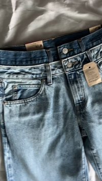 Σαφώς μπλε τζιν παντελόνι με ελαφρώς ξεθωριασμένη εμφάνιση, διαθέτει δύο μπροστινές τσέπες, μία πίσω τσέπη και μεταλλικές λεπτομέρειες.