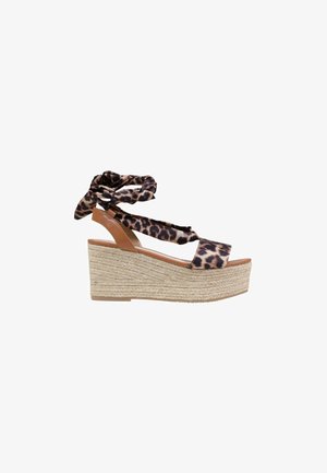 Sandalia cuña espadrille con tiras de tela estampada de leopardo, soporte para el talón de cuero color camel, lazada al tobillo y suela plataforma de yute trenzado.