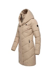 Geacă puffer bej cu un design lung, glugă mare, matlasare diagonală și buzunare laterale cu fermoar. Prezintă accente negre pe manșon.