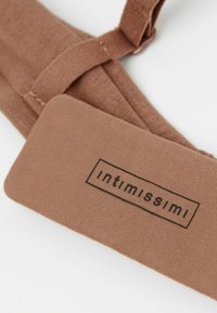 Bruine stoffen band met een gladde textuur en een rechthoekig label gemarkeerd met "intimissimi" in het zwart. Beschikt over een verstelbaar hardwaredetail.