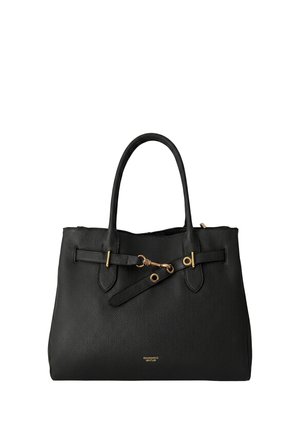 Borsa a mano in pelle nera strutturata con due manici, una tracolla decorativa con ferrature dorate sul davanti e piccolo testo del marchio dorato al centro in basso.