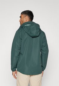 Waterdichte groene jas met capuchon, elastische manchetten en een ritszak, met een gladde, matte afwerking.