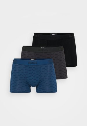 Tre par med herreboxershorts med logo-mønster. Fargene inkluderer mørk blå, svart og kullgrå, med elastiske midjebånd.