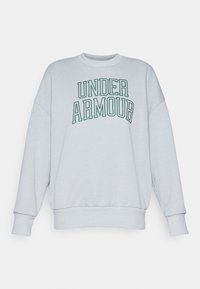 Svetlošedý sveter vyrobený z bavlneného zmesi, s rebrovaným kruhovým výstrihom, spadnutými ramenami a výrazným zeleným textom "UNDER ARMOUR" na prednej strane.