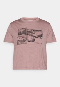 Lilla kortermet T-skjorte med tre sorte rektangulære naturskisser som viser fjell, trær og steinete landskap.