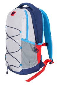 Ryggsäck med en färgsättning i grått, blått och rött, nätinslag, justerbara remmar och en bungee-korddesign på framsidan.