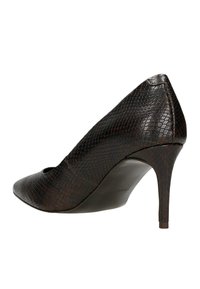 Scarpa con tacco alto, punta affusolata, in pelle marrone scuro con texture, mostrata di lato su uno sfondo bianco.