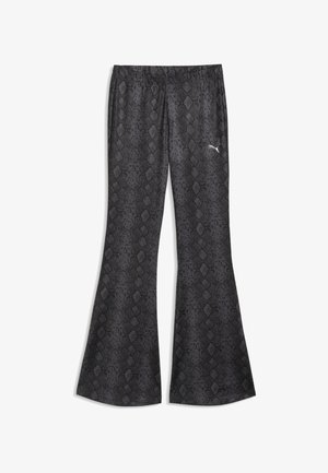 Pantalones negros acampanados con un sutil estampado de serpiente y un pequeño logo blanco de Puma en la parte superior del muslo izquierdo.