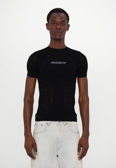 Sort kortærmet top med en tekstureret strikket design og mesh sektioner. "MISBHV" logo i sølv på tværs af brystet, suppleret af en tætsiddende pasform.