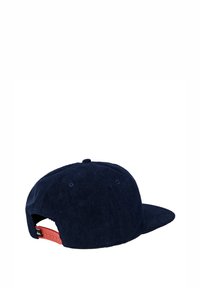Mörkblå kordfløyel baseballkeps med platt skärm och justerbart rött spänne bak. Har sex ventilationshål. Texturerad yta.