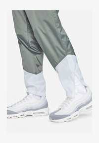 Não selecionado, smoke grey white black