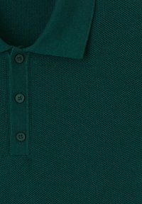 Polo shirt vert foncé en tissu tricoté texturé. Il présente un col classique et une patte de boutonnage à trois boutons avec des boutons assortis.