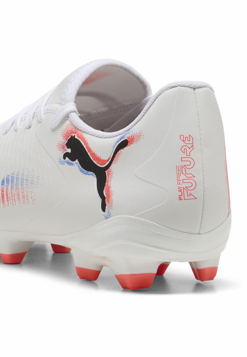 Puma Fußballschuh in Weiß mit roten und blauen Akzenten, ausgestattet mit einem strukturierten Obermaterial, schwarzem Logo und pinken Stollen.