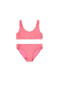 Růžový dvoudílný plavky s texturovaným květinovým vzorem. Vrchní část má kulatý výstřih a široká ramínka, zatímco spodní díl má klasický bikinový střih.