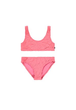 Maillot de bain deux pièces rose avec un motif floral texturé. Le haut présente un col rond et des bretelles larges, tandis que le bas est d'une coupe bikini classique.