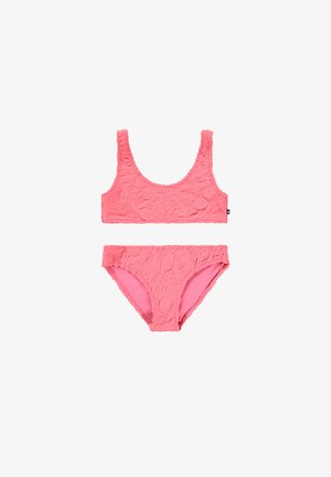 Roze tweedelige zwemoutfit met een textuur met bloemenpatroon. De top heeft een ronde hals en brede bandjes, terwijl de onderkant klassiek is gesneden als een bikini.