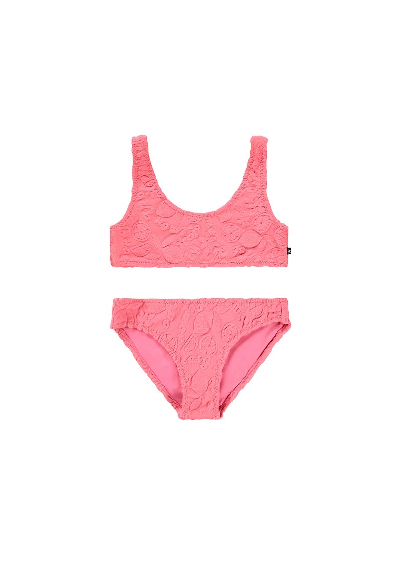 Růžový dvoudílný plavky s texturovaným květinovým vzorem. Vrchní část má kulatý výstřih a široká ramínka, zatímco spodní díl má klasický bikinový střih.