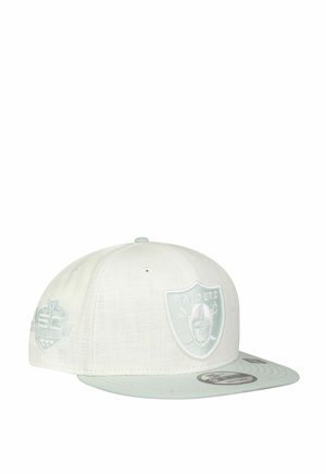 Cappellino da baseball di colore verde menta chiaro, realizzato in tessuto testurizzato. Presenta il logo dei Raiders ricamato e una visiera piatta con parte inferiore verde.
