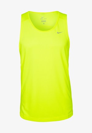 Jaskrawa żółta bezrękawnikowa sportowa koszulka z logo Nike na lewej piersi i metką Dri-Fit wewnątrz kołnierza.