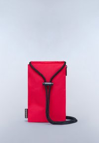 Borsa in nylon rossa con forma rettangolare, dotata di chiusura a cordoncino nera e di un piccolo etichetta di brand sul lato.