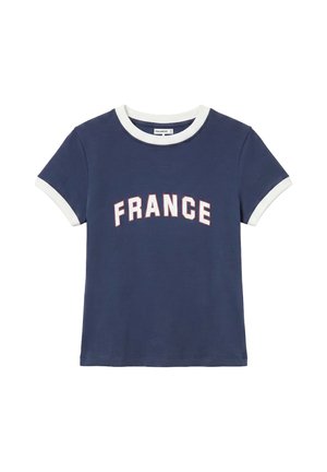 Marineblauw T-shirt met korte mouwen, witte kraag en mouwafwerkingen, met "FRANCE" in witte hoofdletters over de borst.