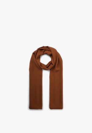 Leichter brauner Schal, in einer Schlaufe angeordnet, mit zwei langen Enden, die vertikal auf einem weißen Hintergrund hängen.