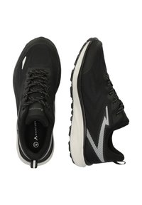 Svarta sportskor med en texturerad ovandel, med en vit sicksackdesign längs sidan och en kraftig vit sula. Snörning.