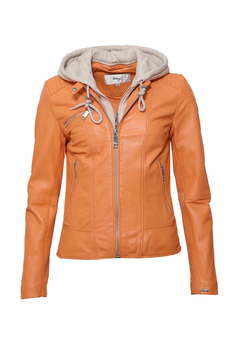 Orange Lederjacke mit einer hellgrauen Kapuze. Mit Reißverschluss, Seitentaschen und strukturiertem Nähen ausgestattet. Glatte Oberfläche und taillierte Passform.