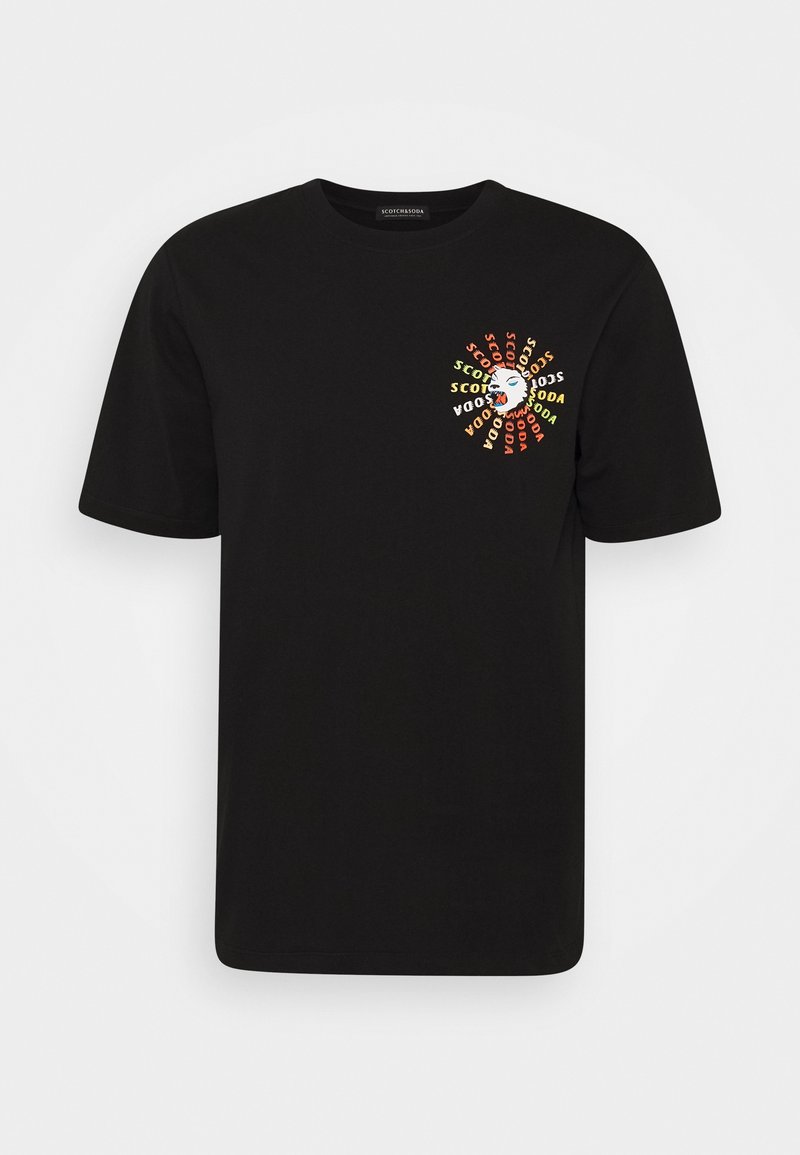 Camiseta de algodón negra con escote redondo. Presenta un gráfico espiral colorido con el texto "SCOTCH&SODA" en el lado izquierdo del pecho. Mangas cortas.
