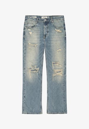 Jasnoniebieskie jeansy z denimu z licznymi przetarciami i rozdarciami na przednich partiach ud i kolanach, o kroju prostych nogawek, w stylu z pięcioma kieszeniami.