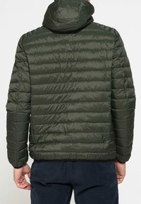 Giacca imbottita verde oliva con cappuccio, caratterizzata da sezioni trapuntate orizzontali, polsini elasticizzati e una superficie liscia e lucida.