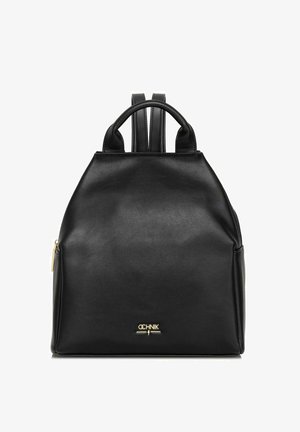 Czarny skórzany plecak z podwójnymi paskami na ramiona, górną rączką i złotym logo "Ochnik" na froncie na białym tle.