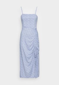 Vestido sem mangas azul claro com pequeno padrão floral, detalhe franzido na lateral e alças ajustáveis, feito de um tecido suave e leve.