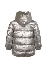 Srebrna metaliczna kurtka puchowa z kapturem, na plecach kolorowa, cekinowa grafika. Ma pikowaną strukturę i elastyczne mankiety.