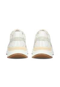 Witte leren en suède sneakers met een chunky ontwerp, crèmekleurige tussenzool en een bruine rubberen onderzijde. Voorzien van gestructureerde accenten en een slanke silhouet.