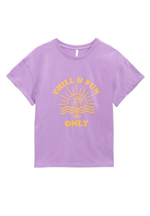 Lila Baumwoll-T-Shirt mit umgeschlagenen Kurzarmärmeln, versehen mit einem gelben Grafikdesign eines Getränks und der Sonne, mit dem Text "CHILL & FUN ONLY."