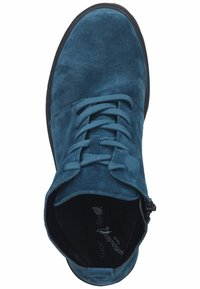 Teal suède enkellaars met een ronde neus, vlakke zwarte zool en bijpassende veters; heeft een rits aan de zijkant voor gemakkelijk aan- en uittrekken.